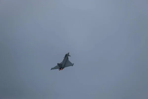 在多云天气下一架强大的飞机在空中飞行的空中射击 — 图库照片
