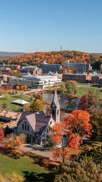 秋の晴れた日にマサチューセッツ大学アマースト校の航空写真 — ストック写真