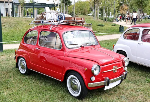 Sidovy Klassisk Röd Fiat Modell 600D Liten Bil Ett Fält — Stockfoto