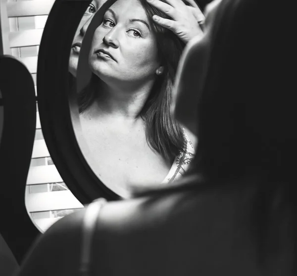 Una Joven Mujer Caucásica Mirándose Espejo Vanidad Revisando Cabello Maquillaje — Foto de Stock