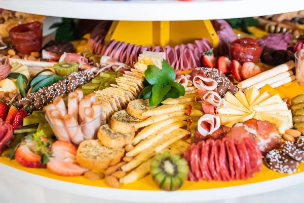 Een Close Shot Van Een Gastronomisch Charcuterie Bord Met Salami — Stockfoto