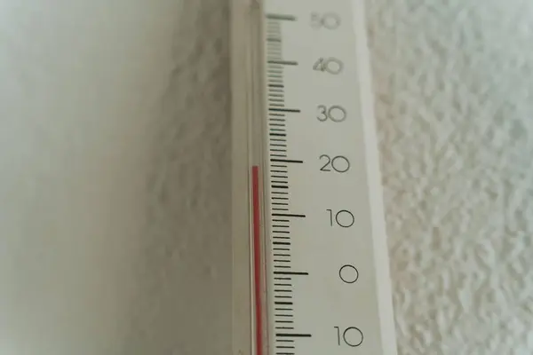 Detailní Záběr Fasádu Teploměru Ukazujícího Teplotu Místnosti — Stock fotografie