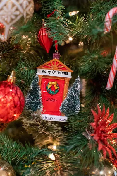 Ένα Κάθετο Πλάνο Ενός Κόκκινου Μικρού Χριστουγεννιάτικου Στολισμού Που Κρέμεται — Φωτογραφία Αρχείου