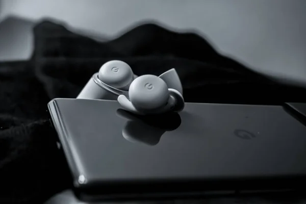 Grayscale Shot Google Pixel Buds Mobile Device Black White Blankets — Stock Photo, Image