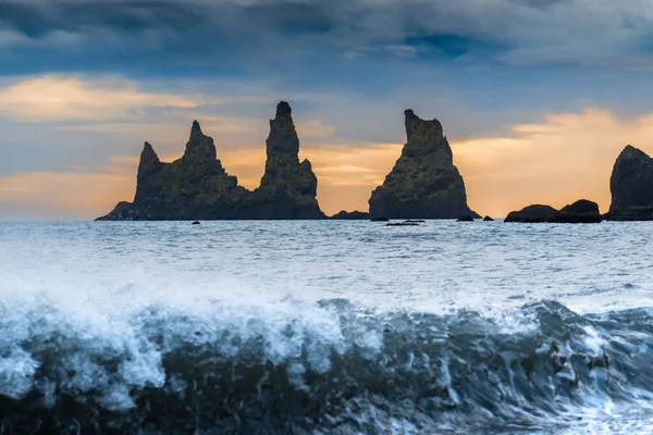 Волны Рейнисдрангаре Вике Исландия — стоковое фото