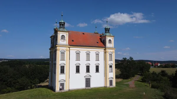 Widok Lotu Ptaka Starą Barokową Kaplicę Floriana Malowniczym Wzgórzu Morawskim — Zdjęcie stockowe