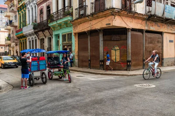Trois Motards Rencontrent Coin Havane Deux Entre Eux Utilisent Vélo — Photo