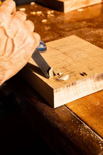 Zbliżenie Rąk Człowieka Pomocą Dłuta Rzeźbienia Drewna Świetle Słonecznym Koncepcja — Zdjęcie stockowe