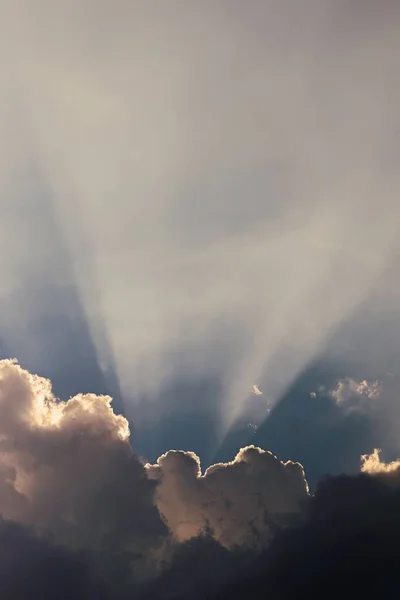 Eine Schöne Aufnahme Des Sonnenlichts Das Durch Wolken Lugt — Stockfoto