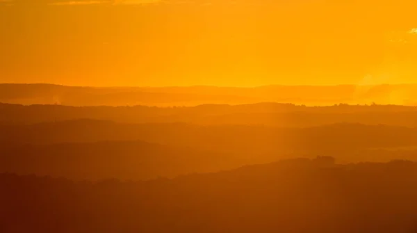 Nad Siluetou Hor Jasně Oranžový Západ Slunce — Stock fotografie