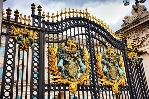 Zbliżenie Żelaznych Dekoracji Bramach Pałacu Buckingham Centrum Londynu Anglia — Zdjęcie stockowe
