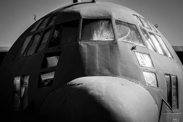 Een Verticale Grijsschaal Van 130 Militaire Luchtvracht Wapenschip — Stockfoto