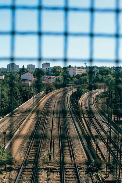 透过栅栏看到的火车轨道的高角镜头 — 图库照片