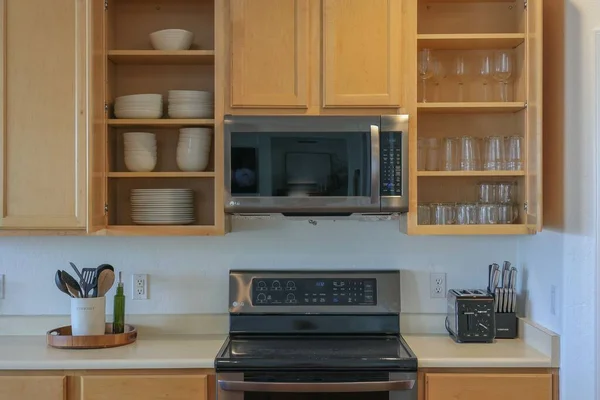 電気ストーブと電子レンジ付きの美しいキッチンのインテリア — ストック写真