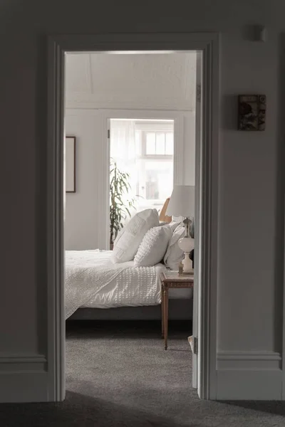 寝室の入り口の垂直ショット 白い内装のインテリア — ストック写真