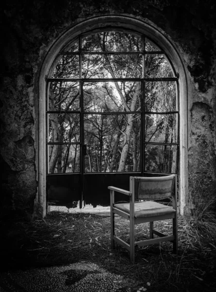 Grayscale Vertical Shot Chair Front Window Old Building — Stock Photo, Image