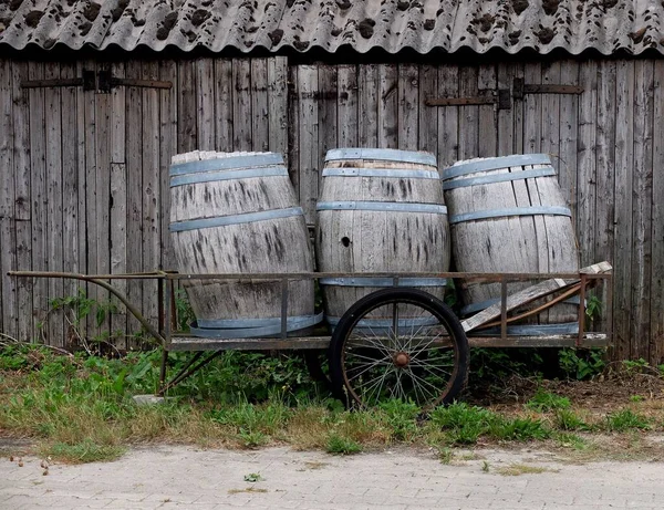 Three Old Barrels Wooden Cart Wooden Wall Shed Daytime — Stock Photo, Image
