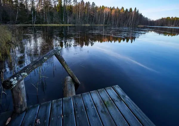 Ein Kleiner Holzsteg Rande Eines Flusses — Stockfoto