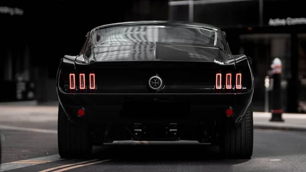 Supercar Arka Görüntüsü Londra Nın Finans Bölgesinde Mustang Elektrikli Araba — Stok fotoğraf