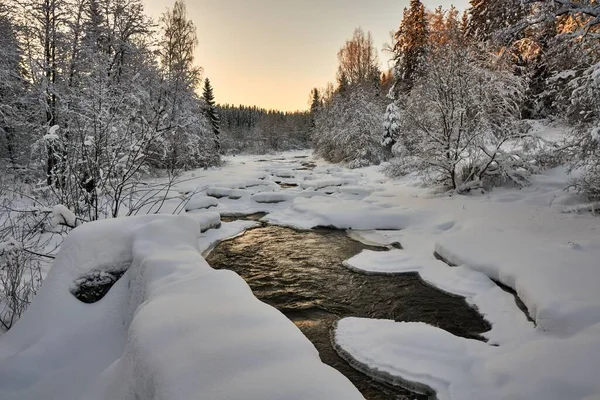Ένα Γραφικό Πλάνο Των Αμμόλοφων Χιόνι Ένα Παγωμένο Ποτάμι Ένα — Φωτογραφία Αρχείου
