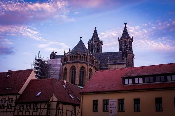 Almanya Günbatımında Binaların Üzerindeki Magdeburg Katedralinin Güzel Bir Manzarası — Stok fotoğraf