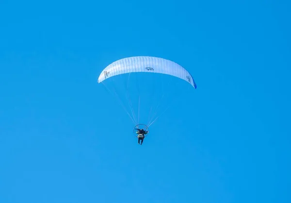 Powered Paraglider Flying Alone New Zealand Beach Blue Sky White — Stock Photo, Image