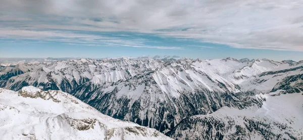 Een Schilderachtig Uitzicht Een Besneeuwde Bergketen — Stockfoto