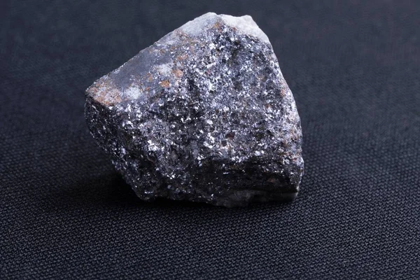 Detailní Záběr Minerálu Galena Izolovaného Černém Pozadí — Stock fotografie
