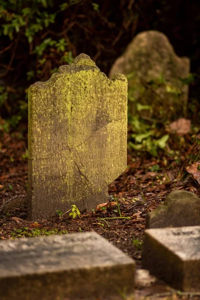Verwitterte Grabsteine Auf Dem Alten Friedhof — Stockfoto