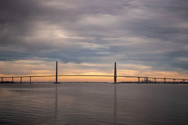 夕日の海を渡る長い橋の景色 — ストック写真