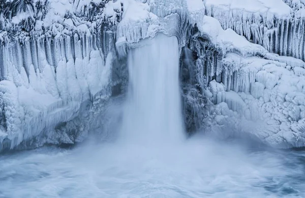 Cachoeira Congelada Aldeyjarfoss Norte Islândia Cercada Por Rochas Congeladas — Fotografia de Stock