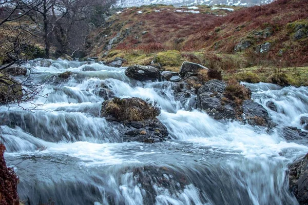 Uma Vista Panorâmica Uma Cachoeira Que Flui Vale Tempo Frio — Fotografia de Stock