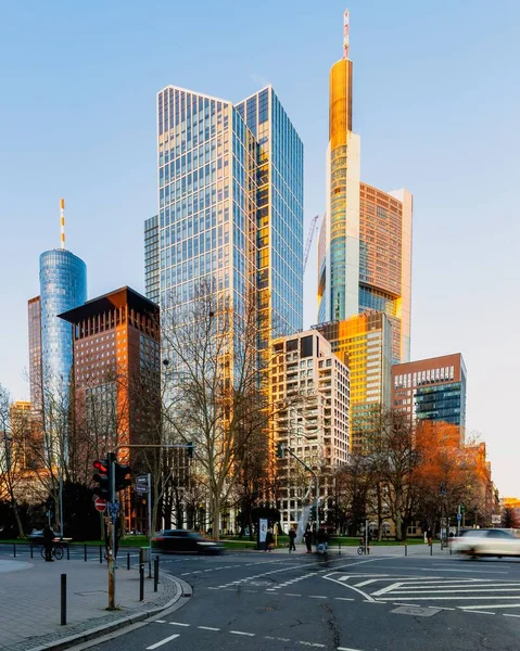 Magas Felhőkarcolók Állnak Büszkén Tiszta Fényes Alatt Frankfurtban Naplementekor — Stock Fotó