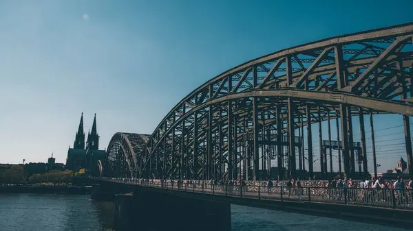 德国科隆市霍亨佐伦桥是一座横跨莱茵河的桥 — 图库照片