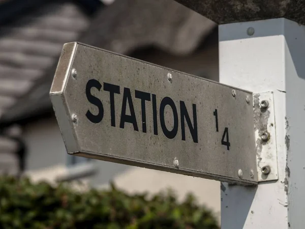英国トップシャム近くのエクストン鉄道駅への方向と距離を示す標識 — ストック写真