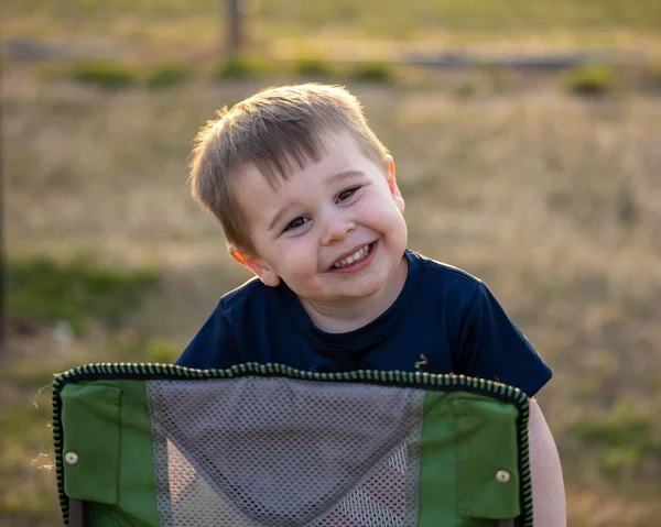幸せな小さなブロンドの男の子の浅いフォーカスショット — ストック写真