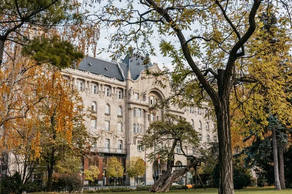 Macaristan 'ın başkenti Budapeşte' deki Four Seasons Hotel Gresham Palace 'ın manzarası.