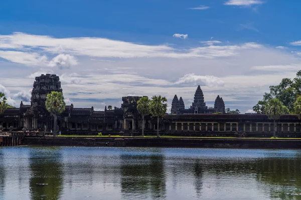 晴れた日にカンボジアの背景にあるアンコールワット寺院複合体の水池 — ストック写真