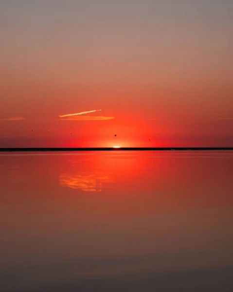 一个迷人的海景与日落在红色的天空 — 图库照片