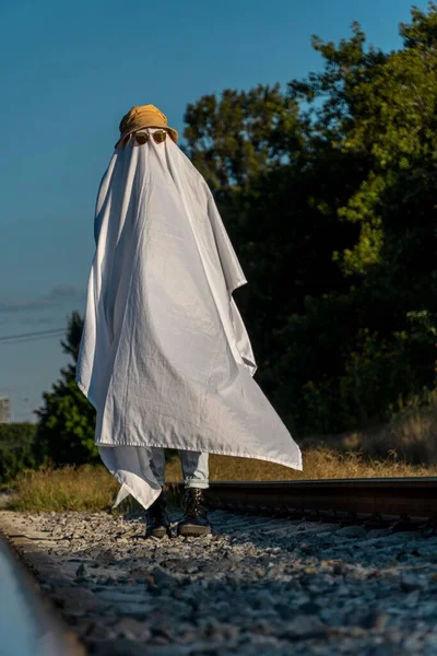 Ett Spöke Står Järnvägsspåren Landsbygden — Stockfoto