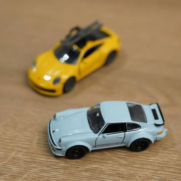 Zbliżenie Porsche Zabawki Modele Samochodów Marki Majorette Drewnianej Powierzchni — Zdjęcie stockowe