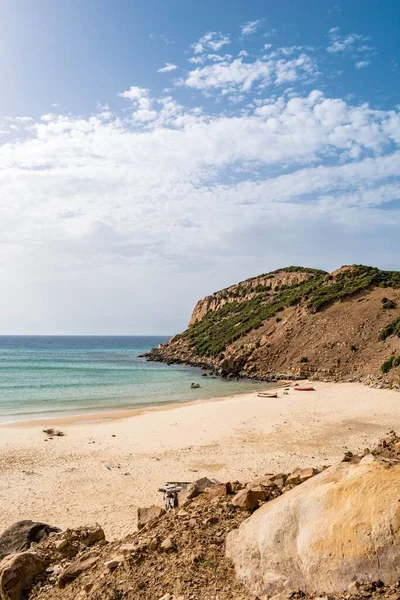 Colpo Verticale Una Bellissima Spiaggia Con Una Scogliera Rocciosa Kef — Foto Stock