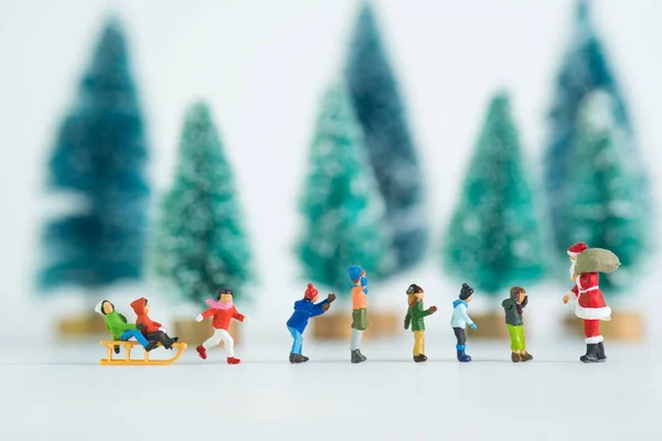 Beyaz Arka Planda Izole Edilmiş Noel Temalı Minyatür Bir Figürün — Stok fotoğraf