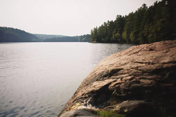 Uma Bela Vista Lago Perto Floresta Ontário Canadá — Fotografia de Stock