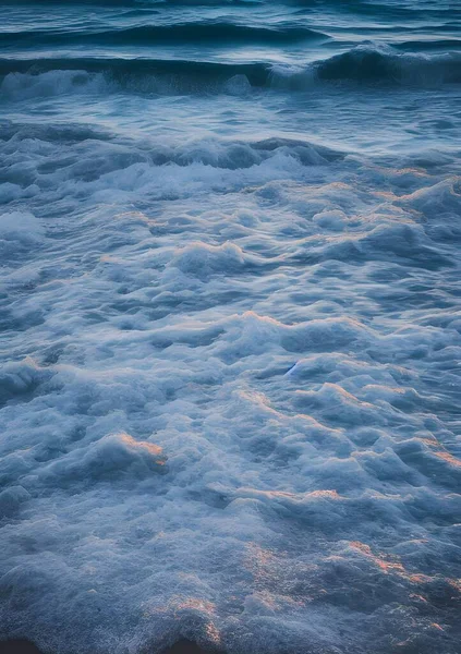 Een Verticale Opname Van Schuimende Golven Van Een Oceaan Geschikt — Stockfoto