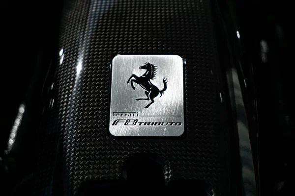 Надпись Двигателя Ferrari Tributo Поверхности Углеродного Волокна — стоковое фото