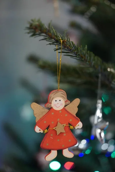 Крупный План Милого Ангельского Орнамента Висящего Рождественской Елке — стоковое фото