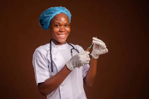 Egy Boldog Fiatal Fekete Nővér Kezében Egy Injekciós Elszigetelt Barna — Stock Fotó