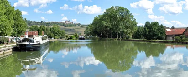 Vandenesse en Auxois, Fransa 'daki Burgundy Kanalı. Bir tepede Chateauneuf Kalesi