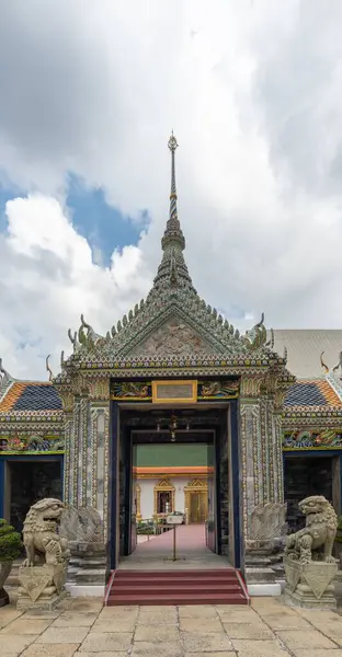 Plano Vertical Una Puerta Tradicional Templo Budista Bangkok Tailandia — Foto de Stock